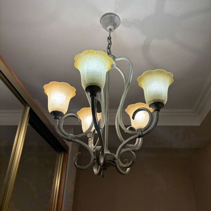 Продам люстры в отличном состояний