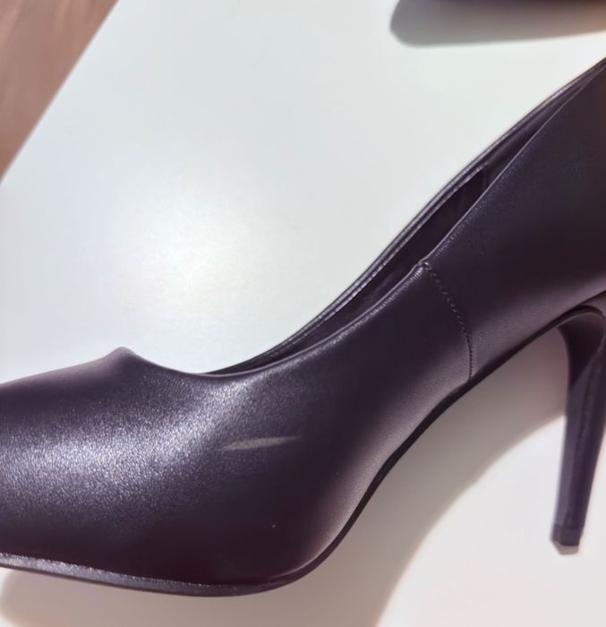 Продавам кожени обувки. Нов. Размер 40. Ток 10 см.