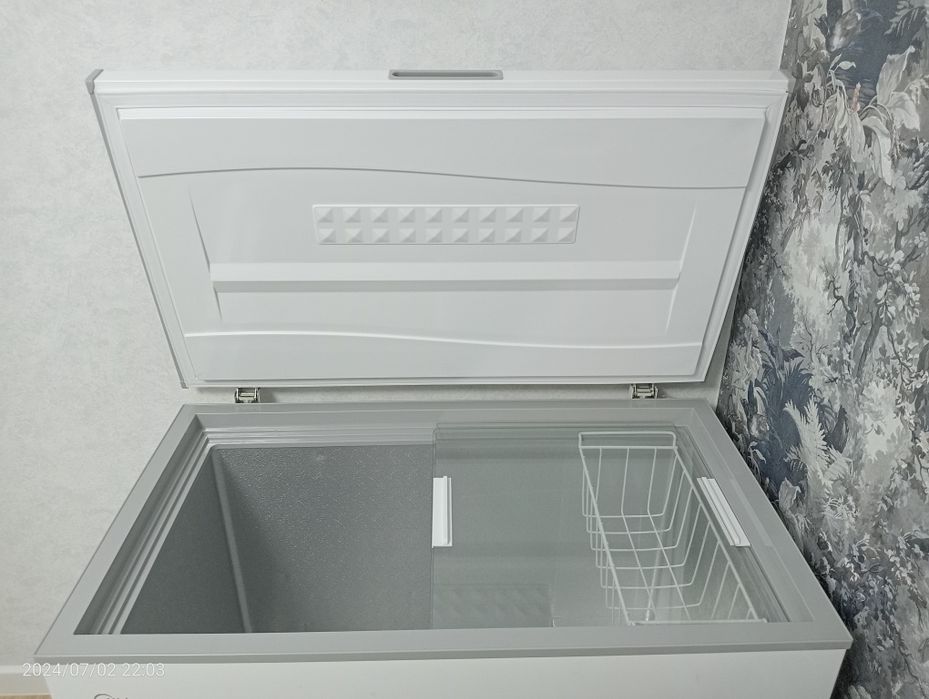 Морозильник 240 л почти новый