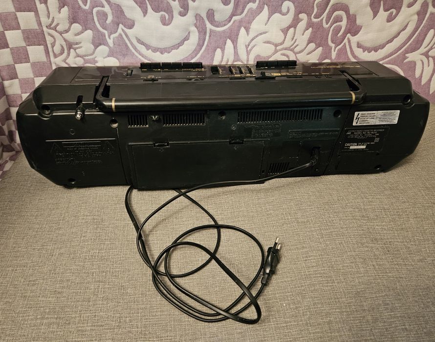 Магнитофон JVC включается тихо играет