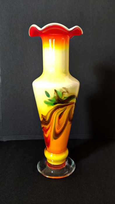 Красива многоцветна ваза от художествено стъкло