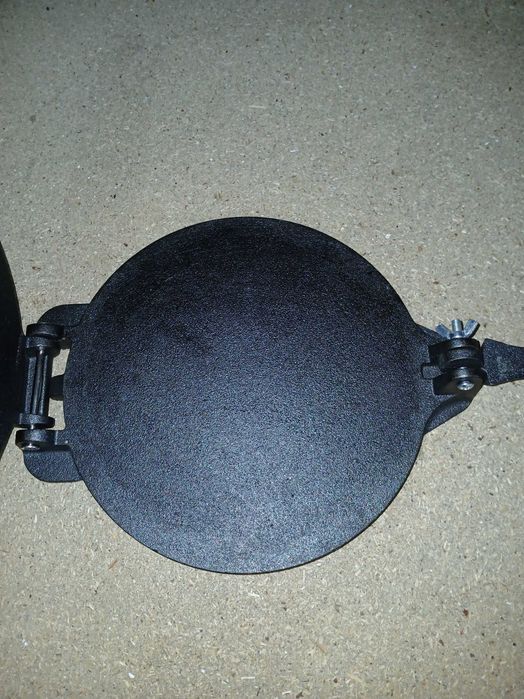 Presa tortilla UnoCasa, 20 cm, din fonta + pachet 100 hartie copt