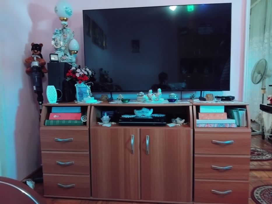 Vând mobilă formata din doua corpuri înalte și o servant din 3 corpuri