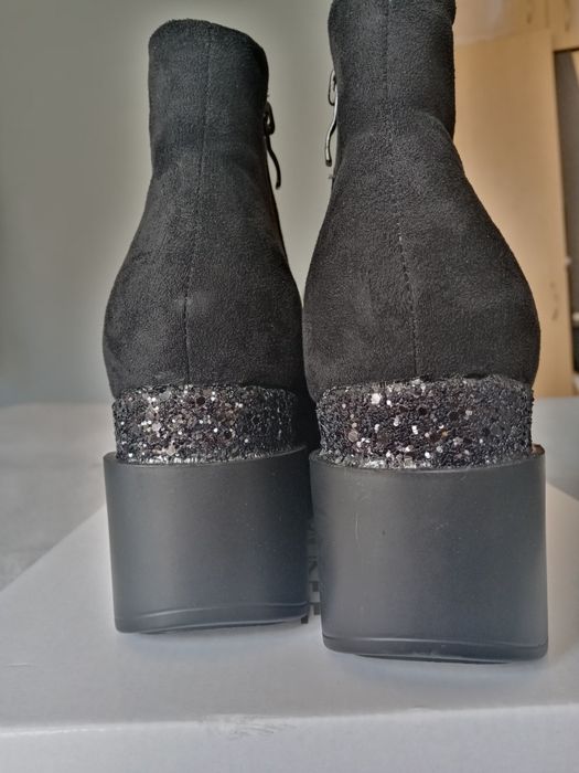 Черни боти продавам