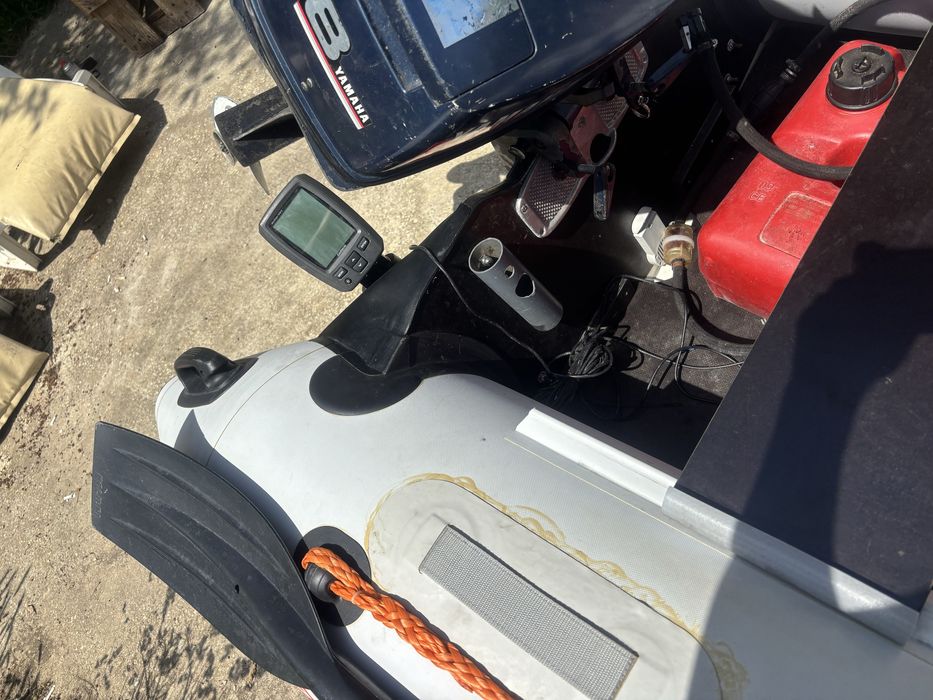 Лодка с мотор, сонар,помпа и жилетка