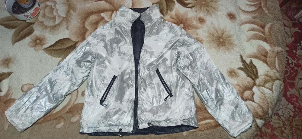 Продам куртку двухстороннюю.