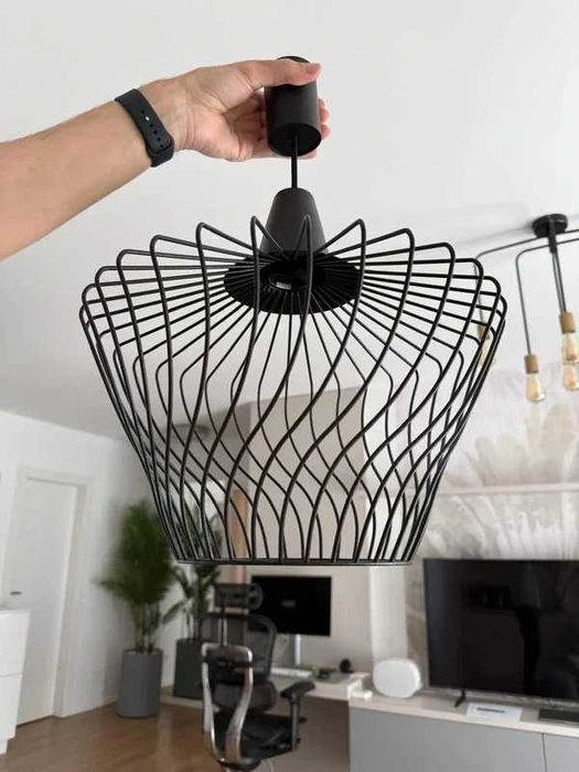 Lustra neagra din metal, design modern