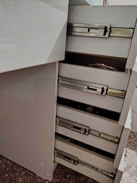 Продам столик туалетный