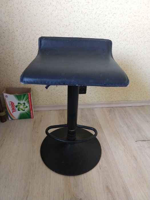 Продавам фризьорски стол,телескопичен