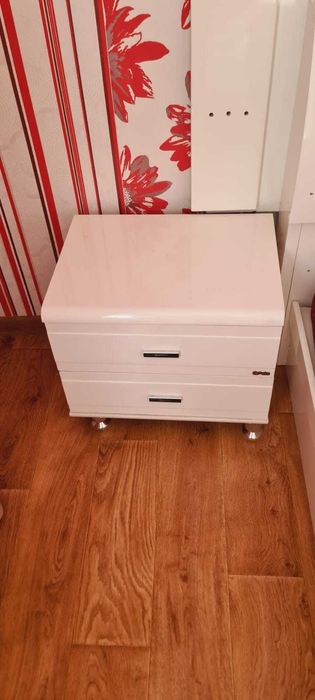 Продается кровать с тумбочками