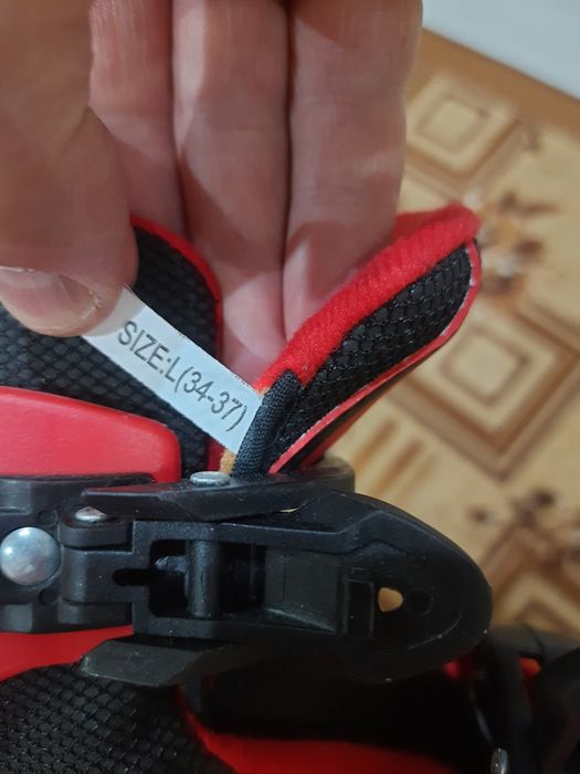 Коньки красного цвета.