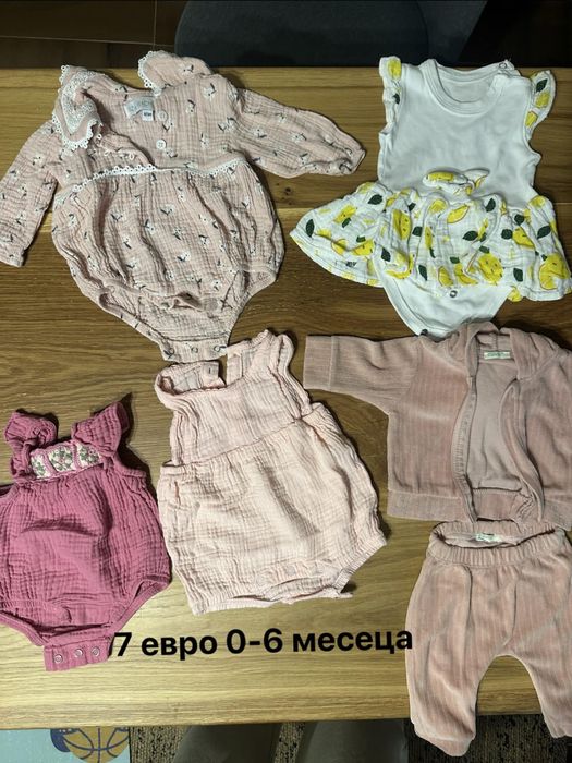 Продавач бебешки лот от дрехи.
