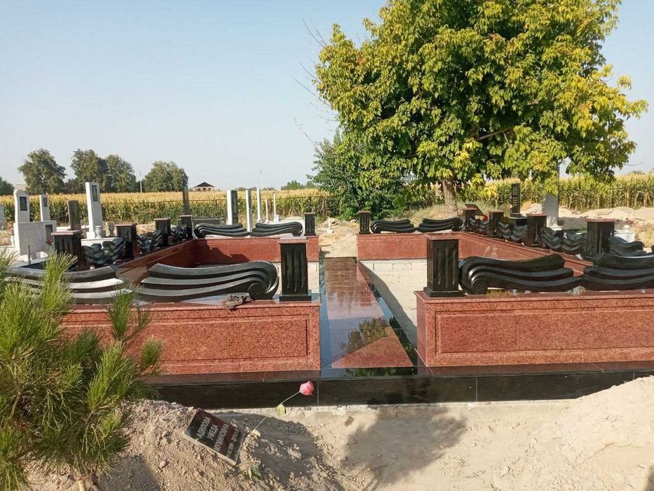 Памятники надгробные с дорогими и с простыми оградками..цех"Светлана"