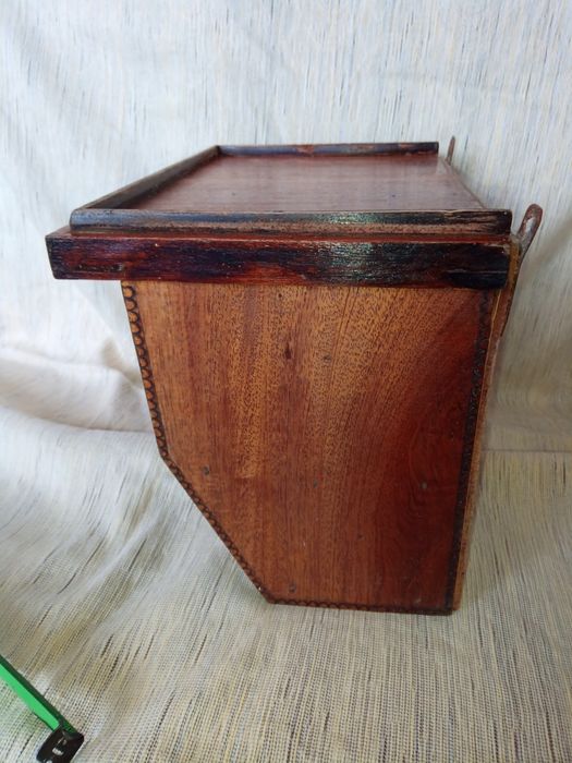 Стар дървен стенен шкаф с чекмедже