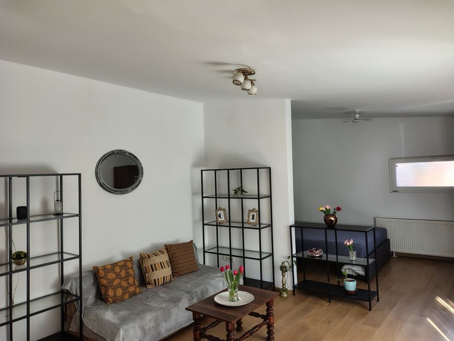 Închiriez un corp de casa Parc Carol