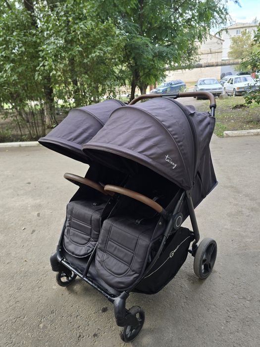 Прогулочная коляска для близнецов и погодок