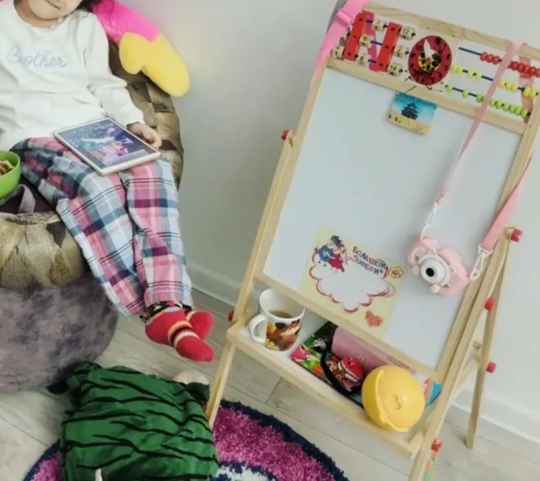 Продам детскую стол и стулья