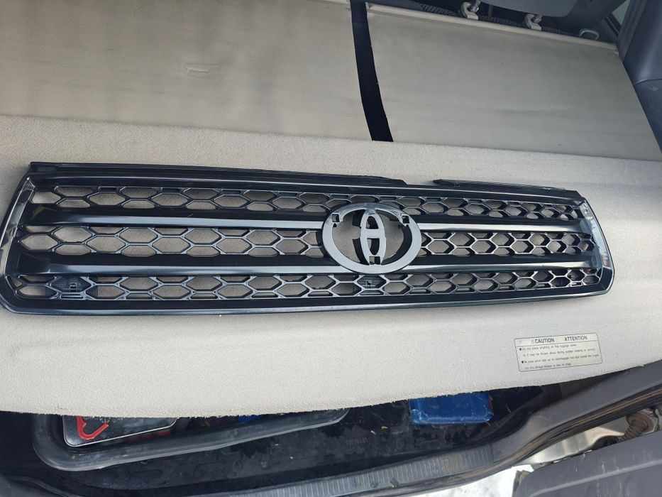 Решетка радиатора Toyota RAV 4