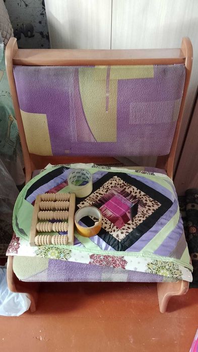 Прихожая шкаф с зеркалом и стулья