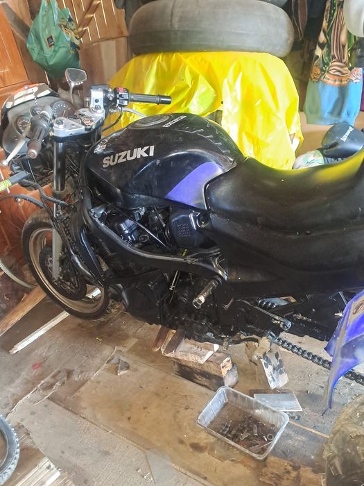 Vand proect pe 3 roți Suzuchi gsx 750cc f 130 cp ne mai pornit de 1 an de zile preț 5000de lei negociabil