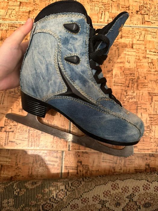 Коньки женские 36 размера.