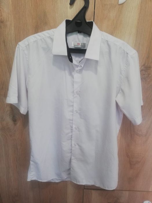 Продам две белые рубашки. Х/б, в отличном состоянии.