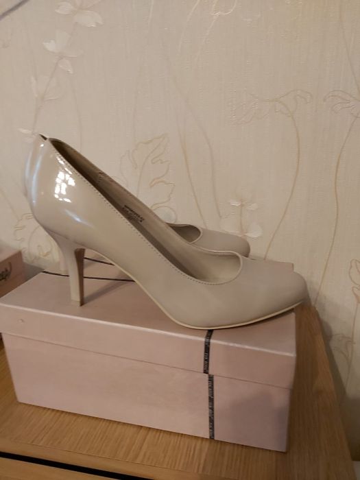 Бежевые черные каблуки