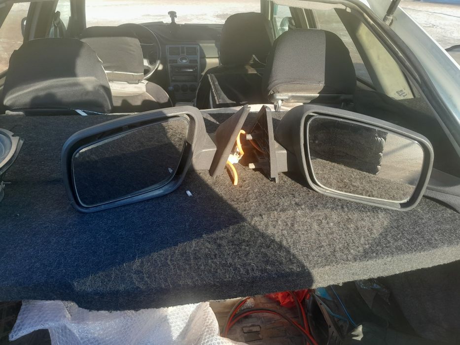 Продам правое боковое зеркало на приору