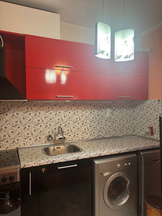 Кухня с островче с шкафчета