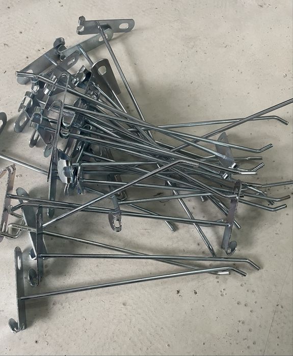 Продавам метални куки за стелажи