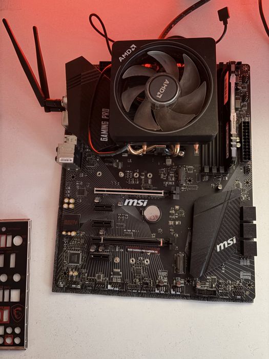 Kit AMD Ryzen 3600x + MSI B450 Carbon WiFi Bluetooth + 16 GB RAM RGB