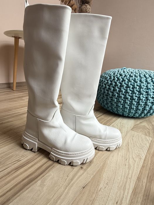Бели ботуши от еко кожа