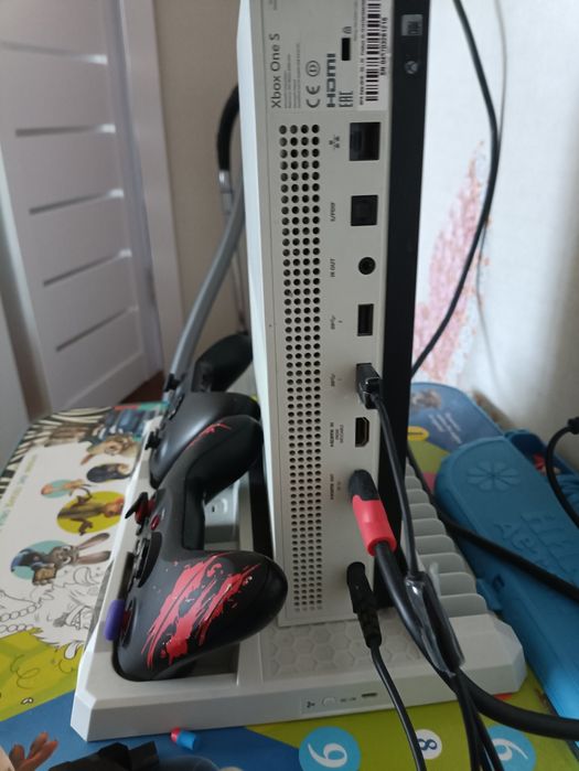 Продам xbox one s 1 tb.