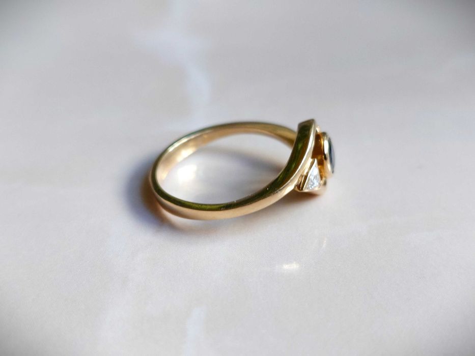 Inel Aur de 18 k cu 2 diamante Trillion Cut si un safir albastru.