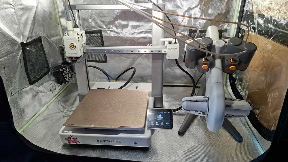 Kit Complet 3D Printing: Bambu Lab A1 Combo + Incintă + Accesorii