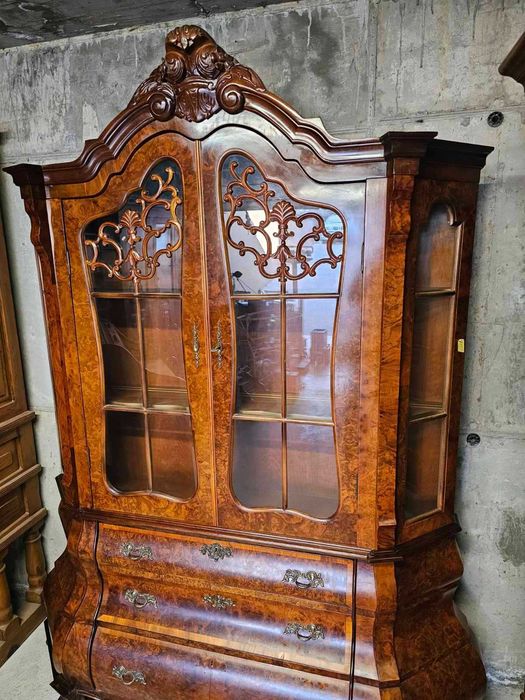 Витрина в стил Чипъндейл с интарзия