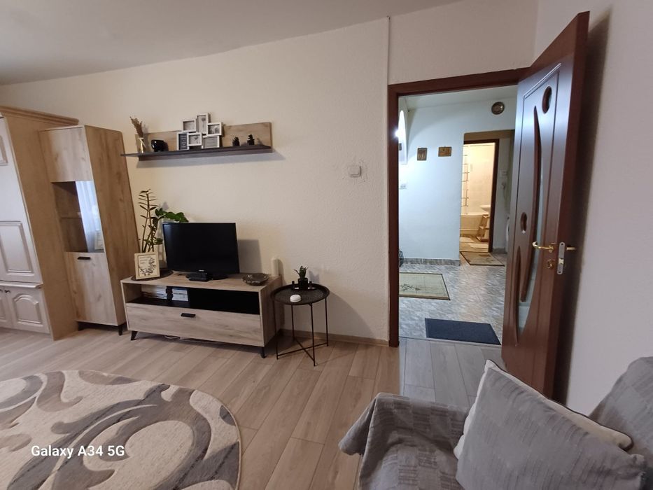 Închiriez apartament 2 CAMERE zona ULTRACENTRALA - 350 euro
