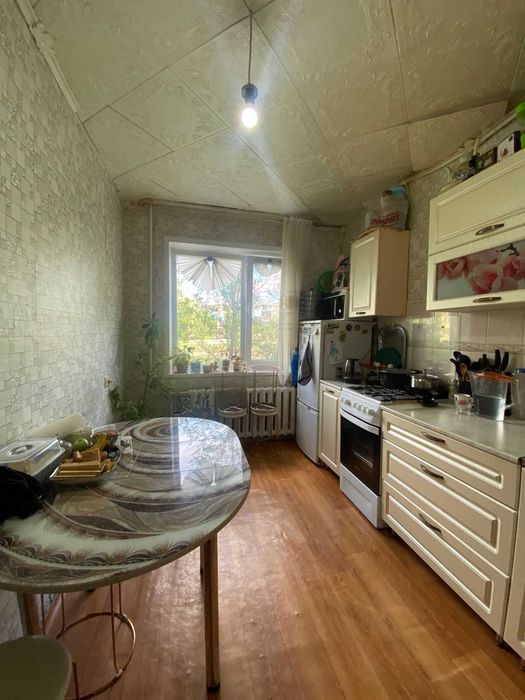 продам 2х комн квартиру в хорошем сухом доме район 13 и 18 школы .