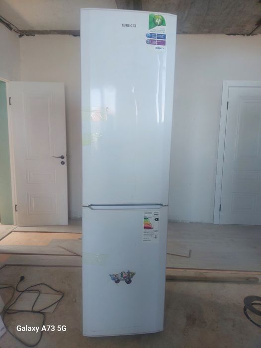 Холодильник продаётся состояние средний