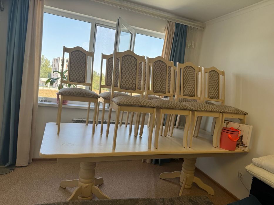 Стол и стулья