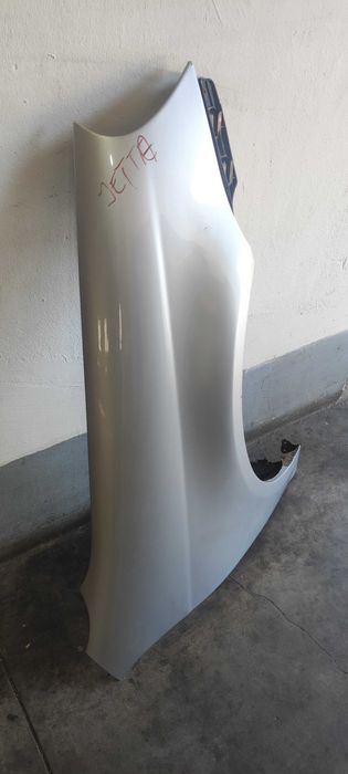 Aripa dreapta fata volkswagen vw jetta an 2007 cu usoare urme de rugina cod culoare LA7W