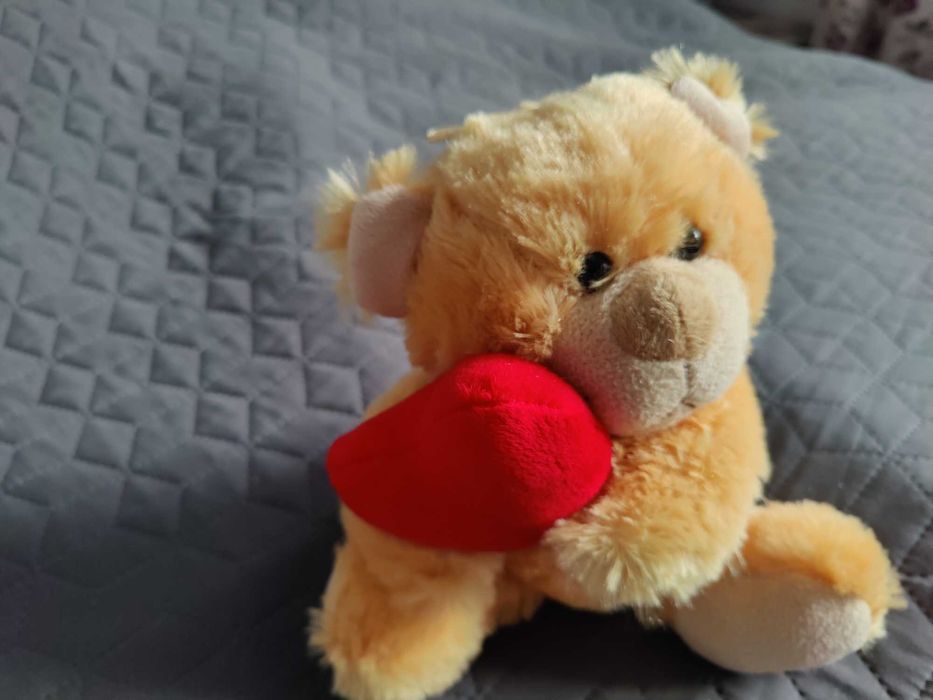 Продавам плюшена мека играчка Мече със сърце - нова