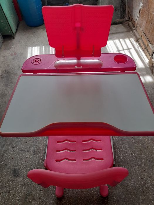 Vând  măsuță cu scaun pt fetite cu multe funcții plus reglaje pe înălț