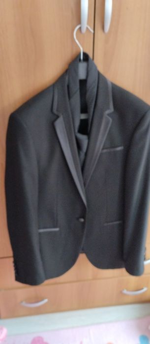 Мъжки официален костюм