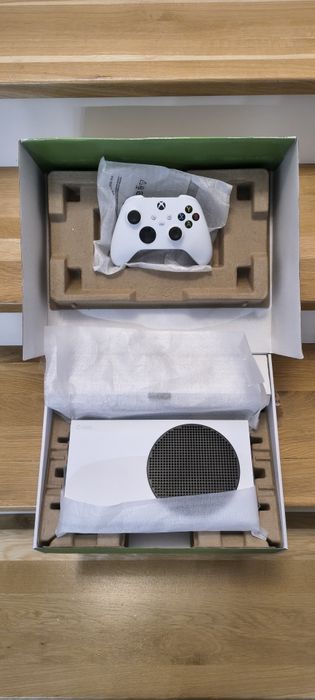 Xbox Series S & 1 controller