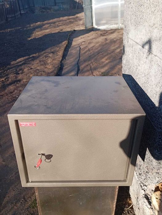 Продаю металлический сейф