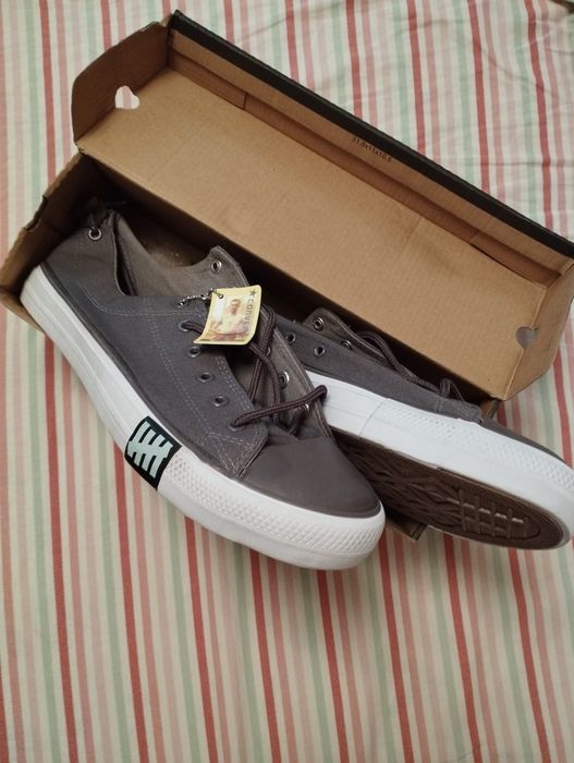 Кроссовки Конверсы