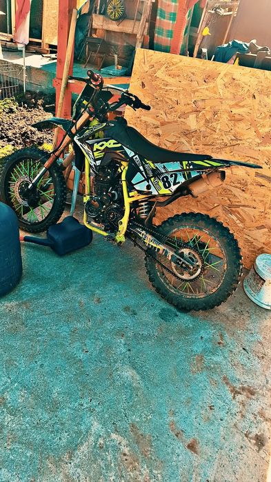 Cross kxd 150cc  merge foarte bine