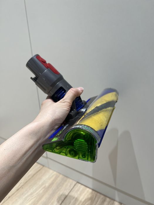 Вертикальный пылесос Dyson V15.