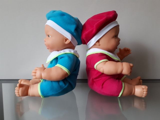 Papusa bebelus cu salopeta, bavetica si basca